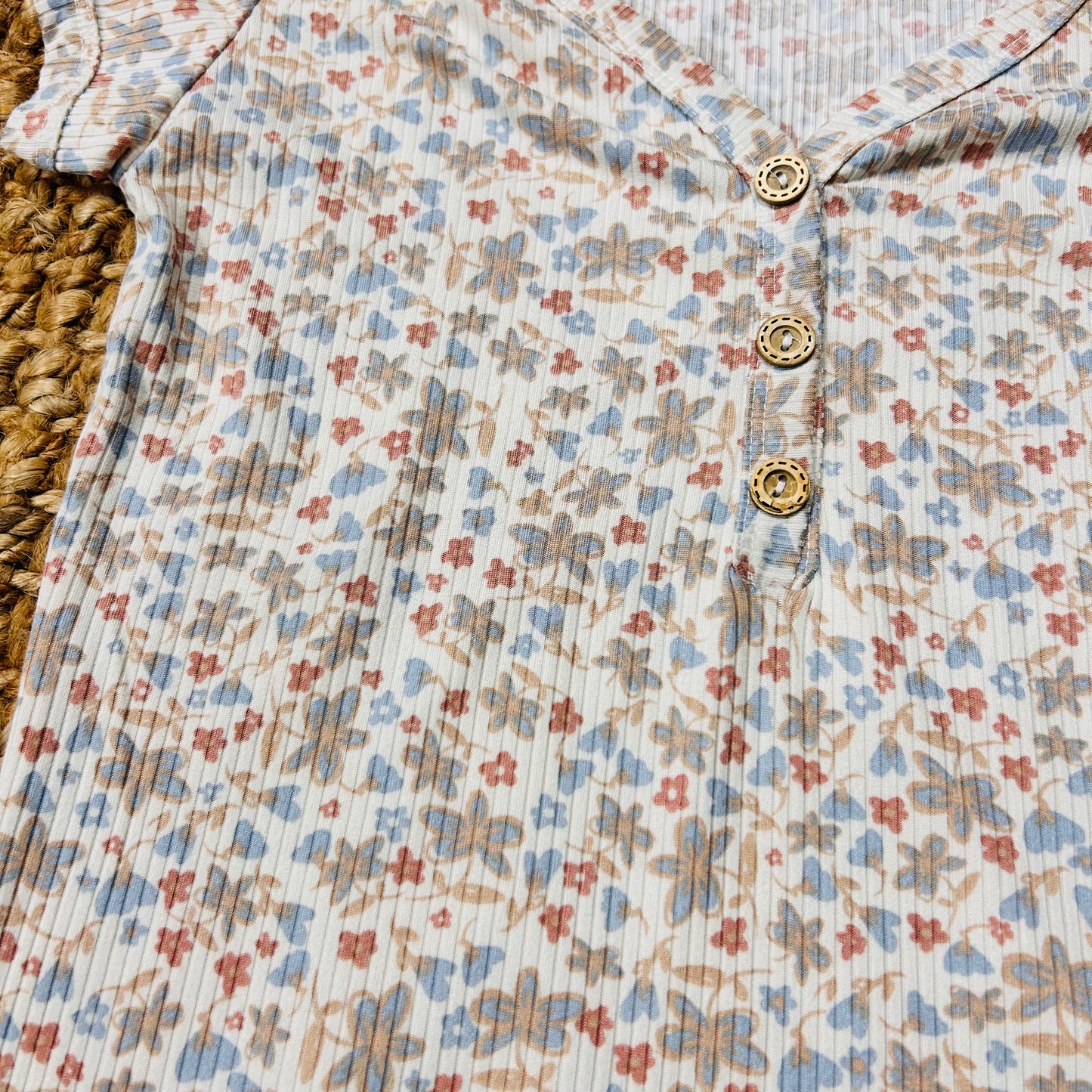 Ribbed Flower Pattern V-Neck Short Sleeve